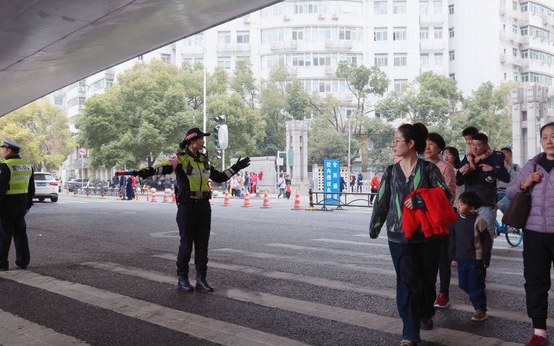 武漢交警堅守崗位，護航游客出行順暢。