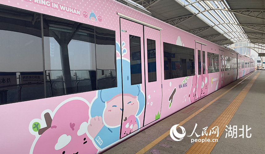 “魚快的春天有一毛”櫻花主題專列將整個春天披在了列車身上，溫暖而治愈。人民網記者 周恬攝