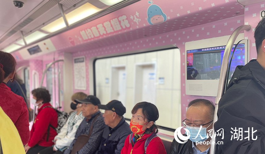 “鱼快的春天有一毛”主题樱花列车内部。人民网记者 周恬摄