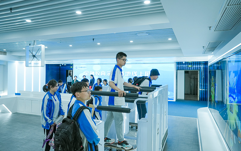 建行湖北分行与武汉东湖外国语学校开展”中学生金融素养提升“活动