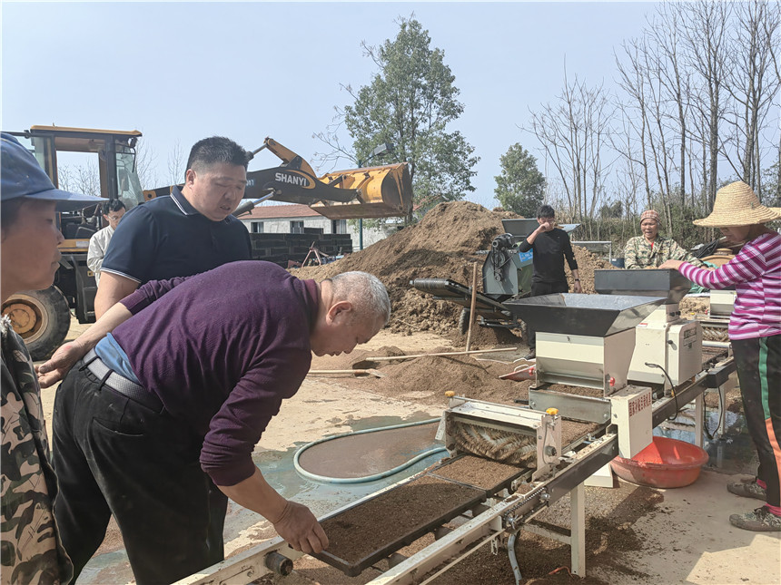 湖北咸安:智能化机械育秧闹春耕【2】