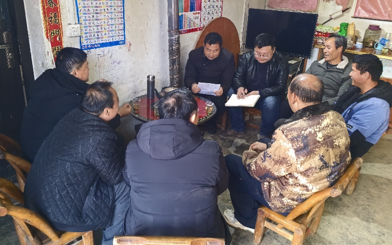 枣阳吴店烟站工作人员与烟农围炉话发展。