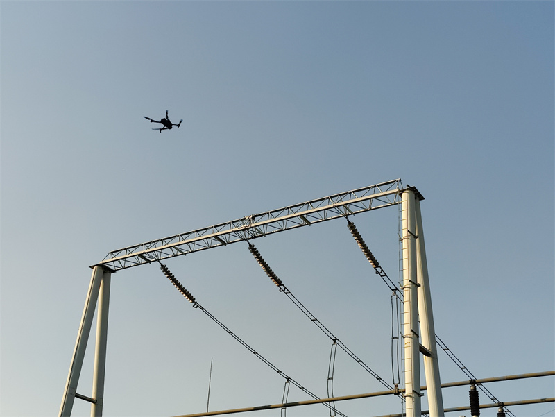 國網湖北電力利用無人機開展智能巡檢，筑牢安全防線。方治昊攝
