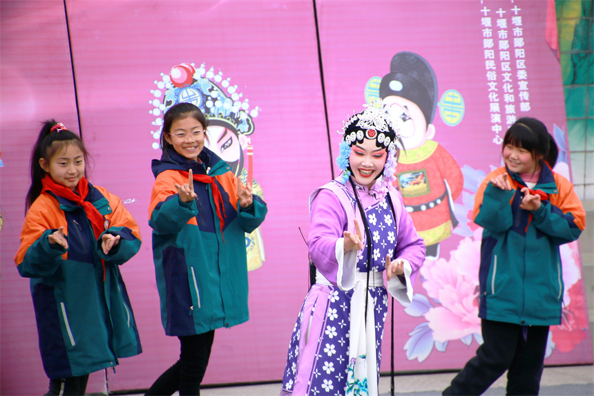 在湖北省十堰市郧阳区城关镇第一完全小学，戏曲演员指导学生进行戏曲形体训练。