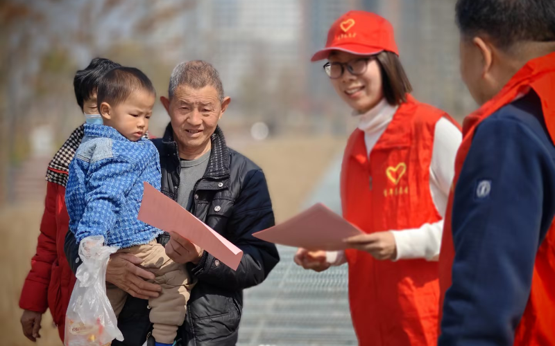 东西湖区局团支部开展学雷锋志愿服务活动。