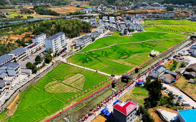 万名游客聚集通山县大畈镇隐水村 。周建军摄