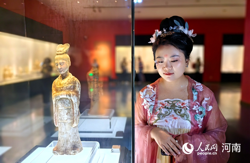 游客在洛阳博物馆参观。人民网 侯琳琳摄