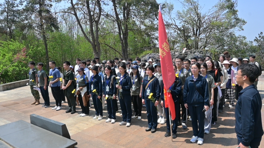 行走的大思政课 中南民大学子徒步13公里祭扫烈士陵园【2】