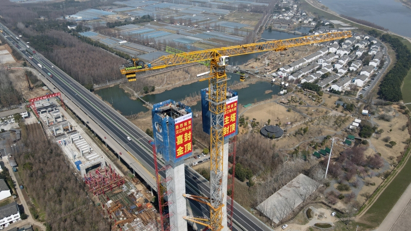 京港澳改擴建工程漢江特大橋北岸主塔均順利封頂。