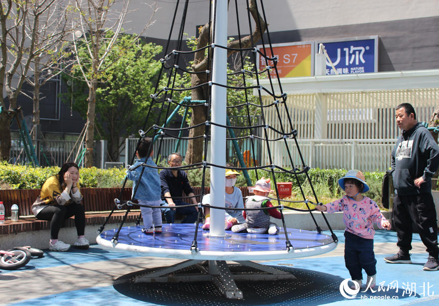 虫洞公園裡，孩子們在盡情嬉戲。人民網記者 張沛攝