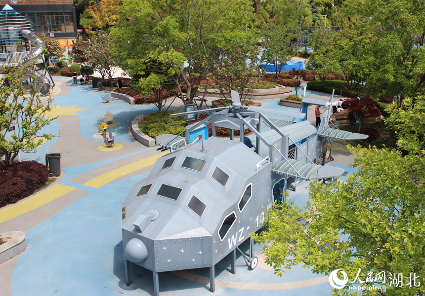武漢張之洞體育公園內，外形酷似飛機的兒童游樂設施。人民網記者 張沛攝