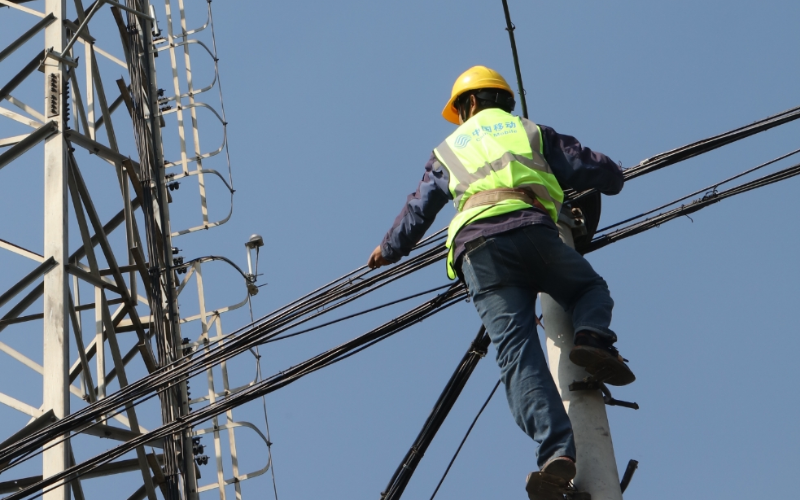 技術人員建設維護移動通信網絡。