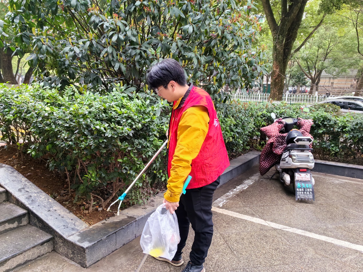 黄石烟草志愿者积极参加文明城市创建