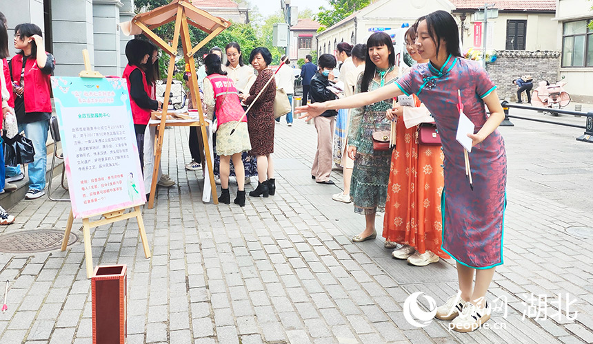 游客在进行投壶游戏。人民网记者 王郭骥摄