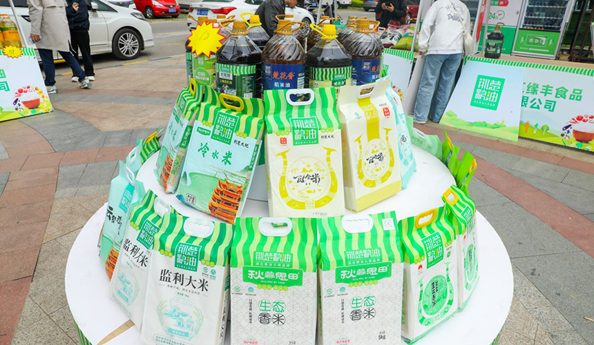 地道荆楚味进社区 居民争相尝鲜“打货”
