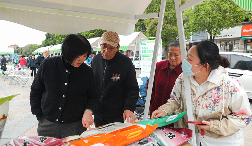 地道荆楚味进社区 居民争相尝鲜“打货”【2】