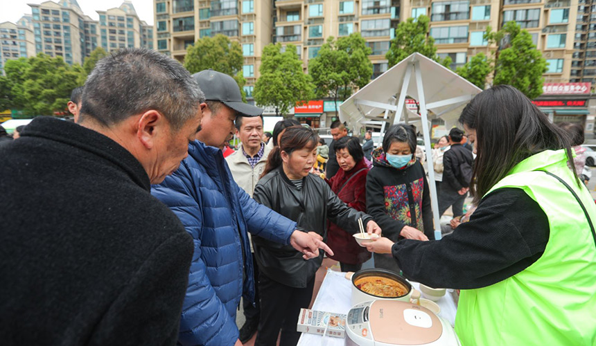 地道荆楚味进社区 居民争相尝鲜“打货”【3】