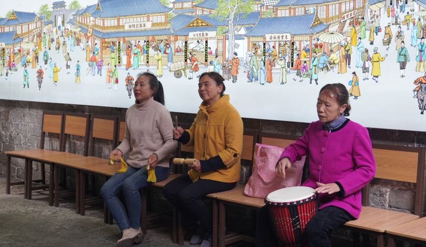 通山石門村長夏畈茶馬驛站，70歲的村民夏勤信拍著手鼓和村裡的民俗樂隊正在演奏。人民網記者 周雯攝