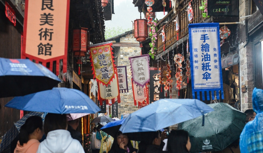 雨中赤壁羊樓洞游人如織。毛亞軒攝