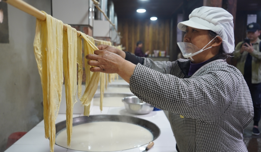 在通山石门村长夏畈古民居群，豆腐店员工正在制作豆油皮。人民网记者 周雯摄