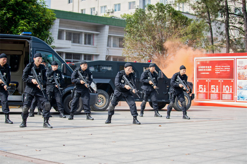 枪操演练现场 