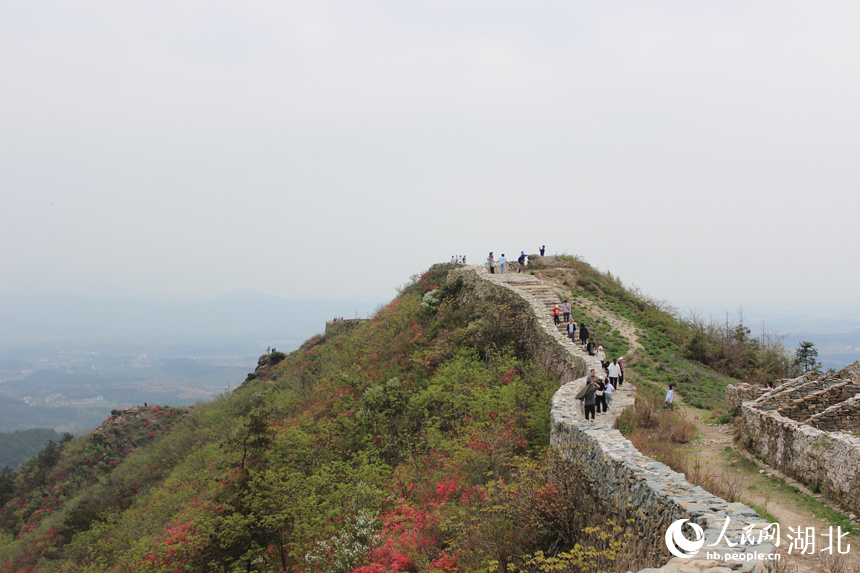 游客在龙王尖古石寨墙边行走。人民网记者 张沛摄