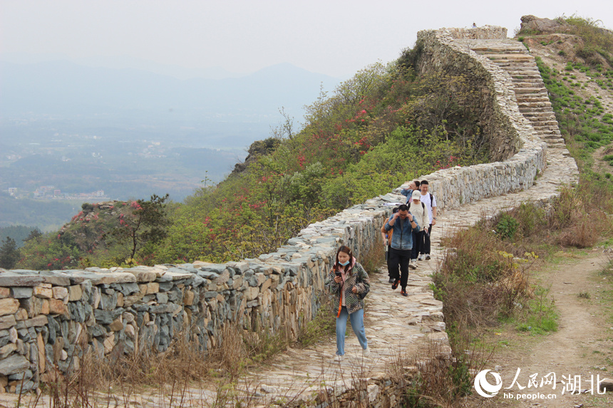 游客在龙王尖古石寨墙边行走。人民网记者 张沛摄