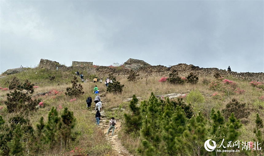 游客沿着山道攀爬。人民网记者 张沛摄