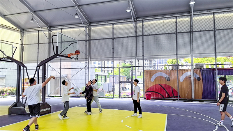 市民在滨江口袋篮球公园体验运动乐趣。