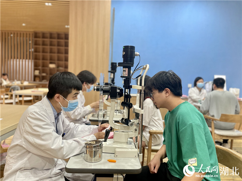 医护人员在江汉大学免费为学生开展眼健康筛查。人民网记者 周恬摄