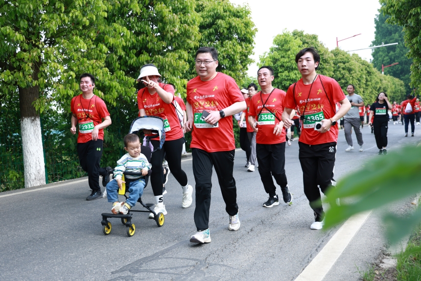 2024潛江返灣湖馬拉鬆鳴槍開跑。賽事組委會供圖