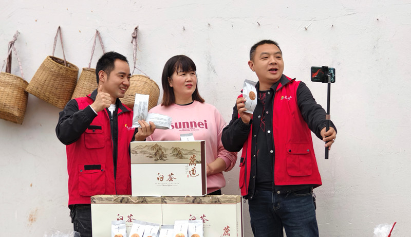 志愿者帮茶农在抖音上销售茶叶。