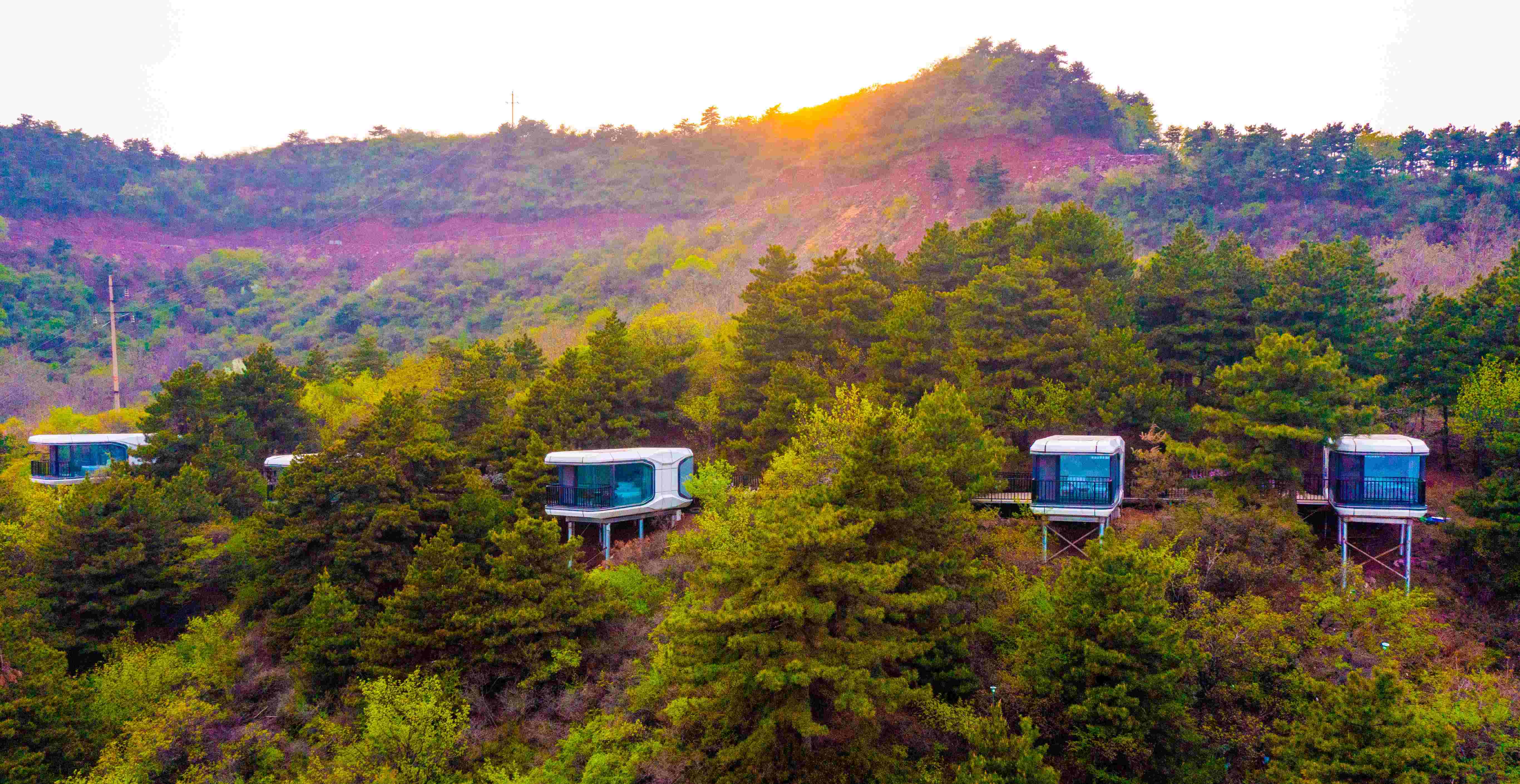 昔阳县乐平镇崇家岭村，一个个太空舱点缀山间