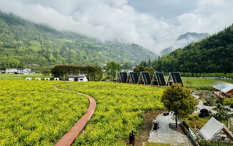 青山绿水民居相映成景。