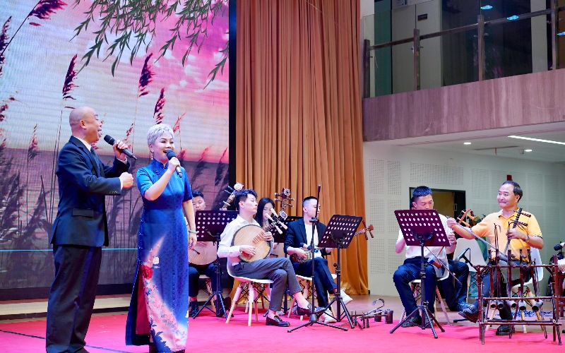 “红色文艺轻骑兵”专场演出走进武汉晴川学院。