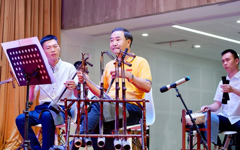 “红色文艺轻骑兵”专场演出走进武汉晴川学院。