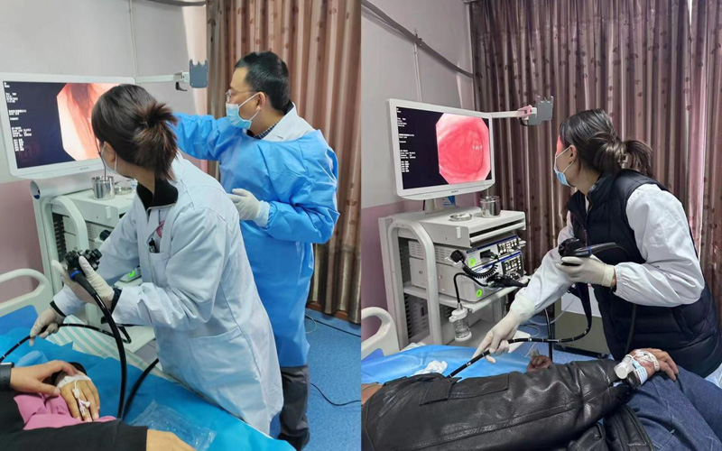 洛扎县人民医院胃镜室，操作无痛胃镜的次仁拉姆，从背后站着“师傅”杨林到一人独立完成对比图
