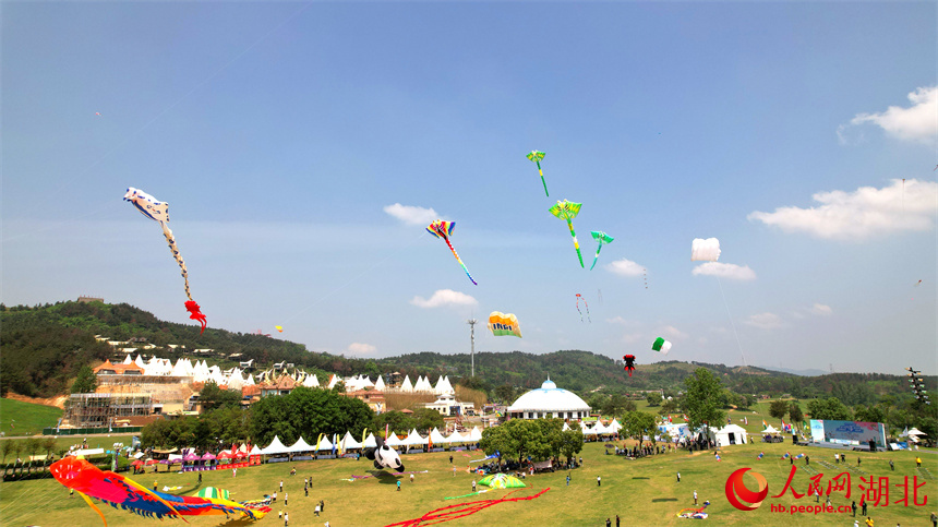 五颜六色的风筝扮靓天空。人民网记者 周倩文摄