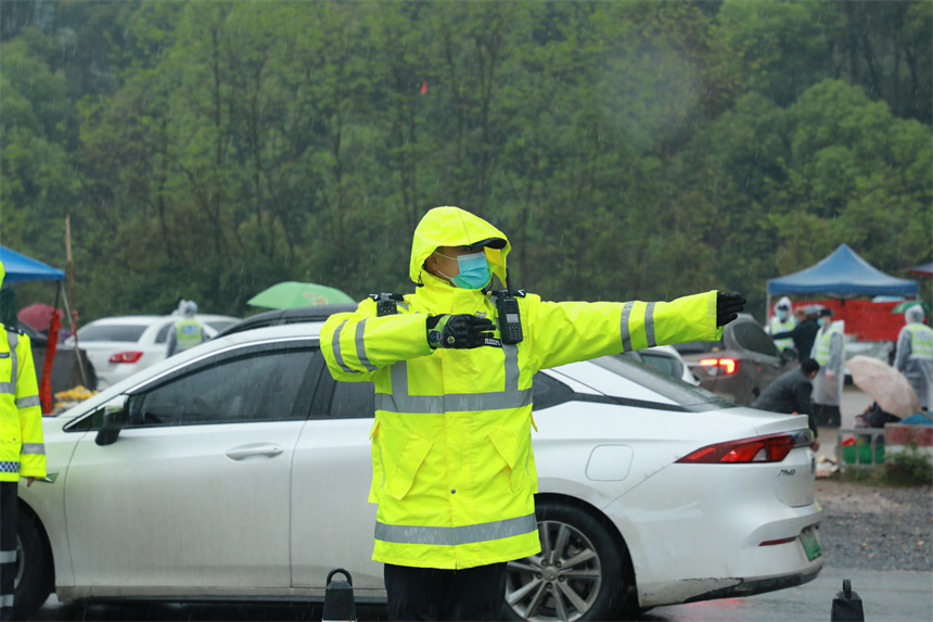 武汉交警快速反应 确保暴雨期间出行安全畅通