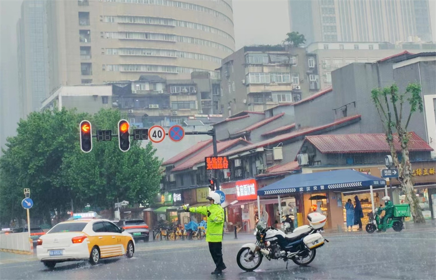 武汉交警快速反应 确保暴雨期间出行安全畅通