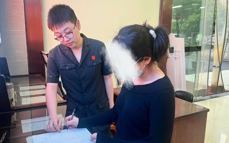 指导当事人填写格式化起诉状。
