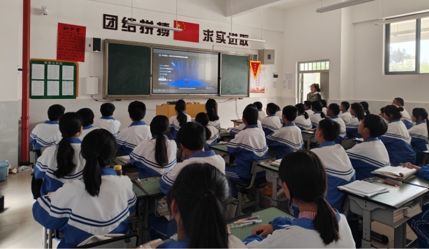 云南大理漾濞彝族自治县第一中学师生代表同步观看主题团课。文硕斌摄