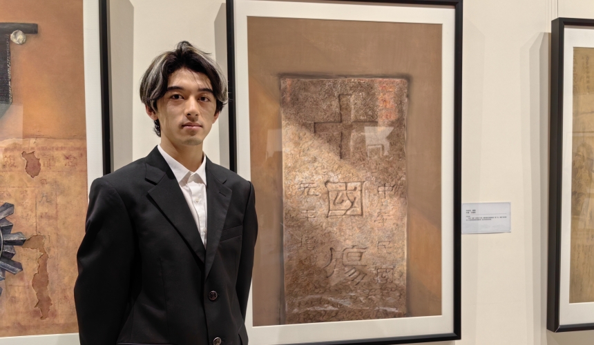 汪晓阳与作品合影。陈曦摄