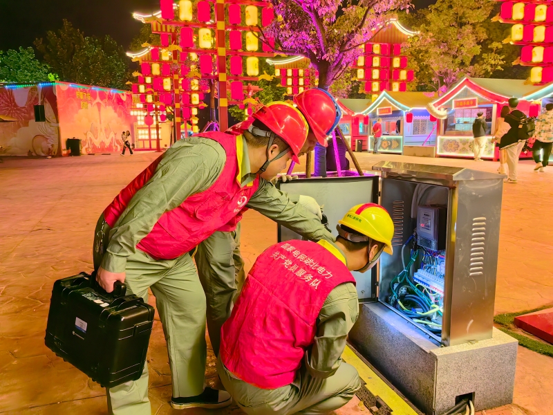 国网武汉供电公司“鄂电红马甲”服务队对重点部位逐一开箱检测。