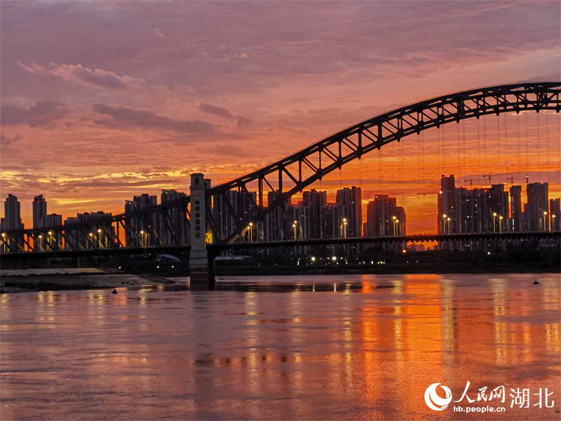  At sunset, the Zhiyin Bridge is reflected in the Han River, which is picturesque. Photographed by Zhou Wen, reporter of People's Daily Online