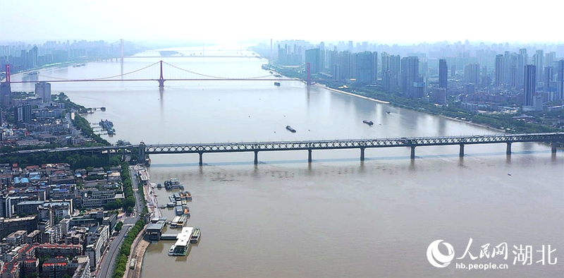 长江上，武汉多桥同框。人民网记者 王郭骥摄