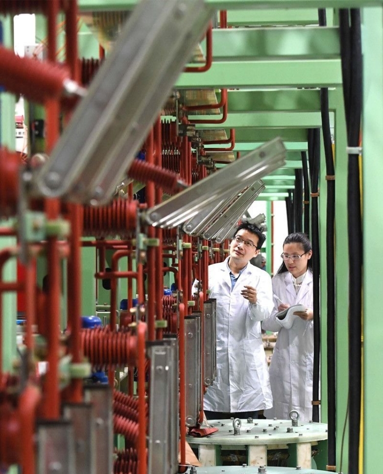 科研人员在国家脉冲强磁场科学中心电源大厅做实验前检查。长江日报记者高勇 摄