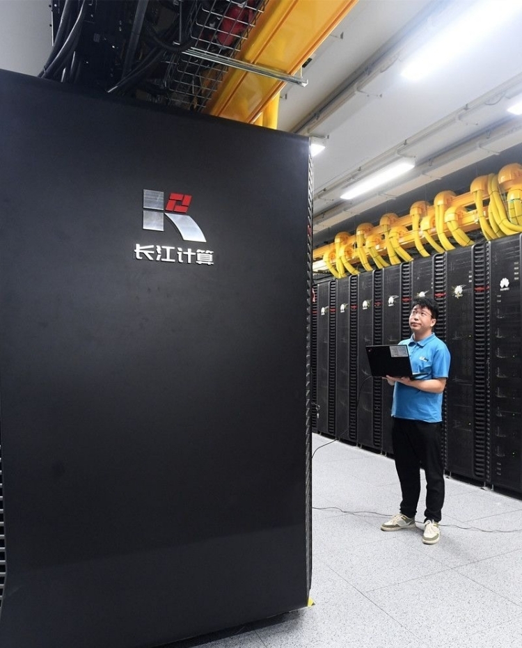 武汉人工智能计算中心,工程人员正在调试设备。长江日报记者周超 摄
