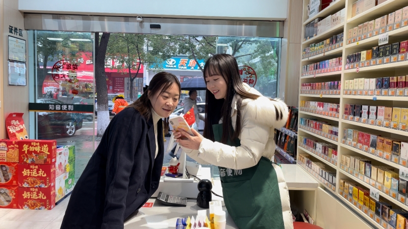 客户经理向零售客户介绍智能客服系统。