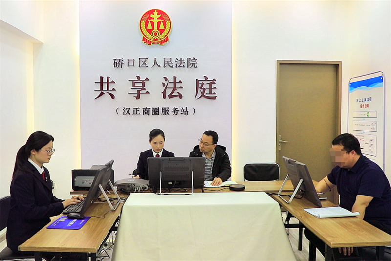 承办法官组织当事人在园区共享法庭进行调解。
